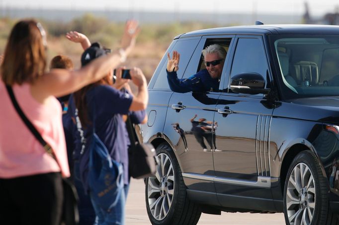 Miliardář Richard Branson zdraví diváky před svým odletem na hranici vesmíru.