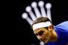 Zkrvavený Federer za šicím strojem. Velikán čelí útokům, viní ho z chamtivosti
