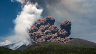 Italský Národní ústav geofyziky a vulkanologie (INGV) oznámil, že sopka aktuálně prochází silnými strombolskými explozemi, tedy erupcemi s postupně rostoucí intenzitou.