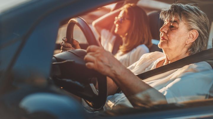 Za volant s podmínkou. Ministerstvo žádá lékaře, aby častěji dávali osekané řidičáky