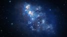 Umělecké ztvářnění galaxie označené jako z8_GND_5296. Astronomové soudí, že našli dosud nejvzdálenější galaxii; její nález posouvá pohled na vznik vesmíru asi o 700 milionů let. Světlu ze z8_GND_5296 trvalo 13,1 miliard let, než se dostalo k oběžné dráze Hubbleova teleskopu.