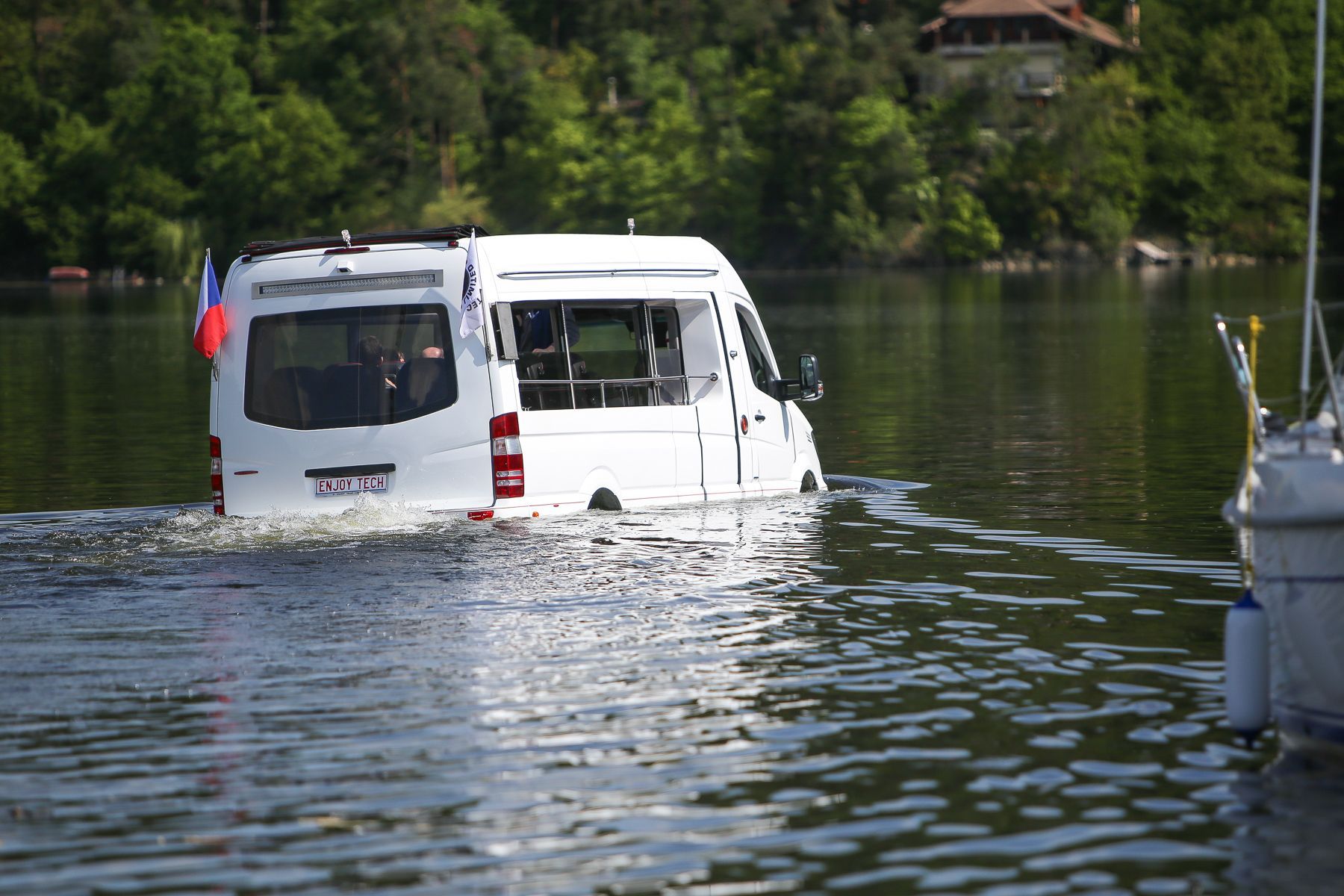 Obojživelný minibus Enjoy Sprinter, prototyp, základem je Mercedes Sprinter