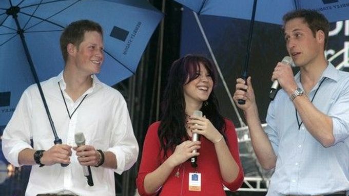 Princové Harry a William se zpěvačkou Joss Stone při zkoušce Koncertu pro Dianu