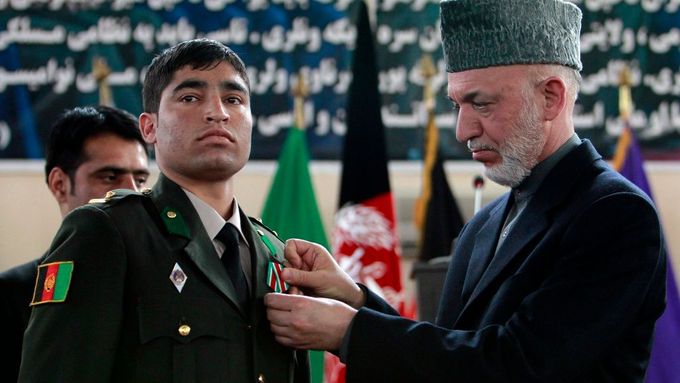 Prezident Karzáí vyznamenává jednoho z nových absolventů vojenské akademie