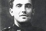 Julius Fučík jako odvedený voják čs. armády z přelomu třicátých let XX. století. Policejní fotografie.