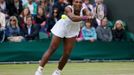 Americká tenistka Serena Williamsová odráží míček na Kazašku Jaroslavu Švedovovou v osmifinále Wimbledonu 2012.