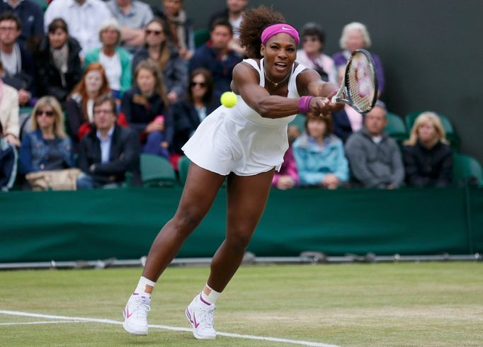 Americká tenistka Serena Williamsová odráží míček na Kazašku Jaroslavu Švedovovou v osmifinále Wimbledonu 2012.