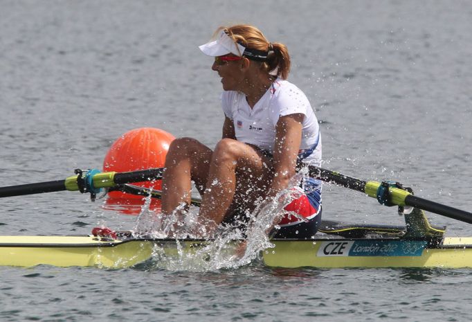 Česká veslařka Miroslava Knapková slaví vítězství na OH 2012 v Londýně.