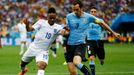 MS 2014, Anglie - Uruguay: Raheem Sterling - Diego Godin