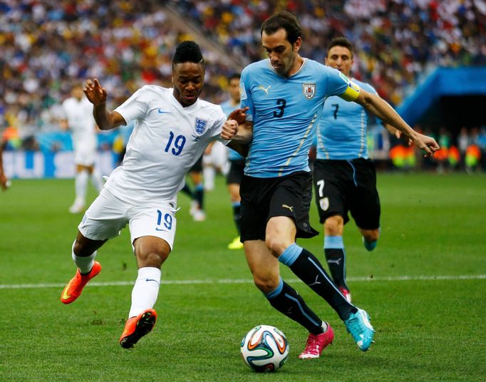 MS 2014, Anglie - Uruguay: Raheem Sterling - Diego Godin