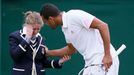 Francouzský tenista Jo-Wilfried Tsonga má starost o pomezní rozhodčí, kterou trefil míček v utkání mezi Tsongou a Mardy Fishem v osmifinále Wimbledonu 2012.