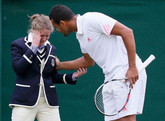 Francouzský tenista Jo-Wilfried Tsonga má starost o pomezní rozhodčí, kterou trefil míček v utkání mezi Tsongou a Mardy Fishem v osmifinále Wimbledonu 2012.