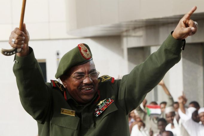 Sudanese President Omar Hassan al-Bashir waves to supporters after receiving victory greetings at the Defence Ministry, in Khartoum