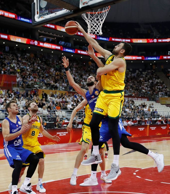 Andrew Bogut a Vojtěch Hruban ve čtvrtfinále MS Česko  - Austrálie na MS 2019