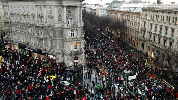Demonstrace proti pravicové vládě Viktora Orbána a zákonu o přesčasech v Budapešti 5. ledna 2019.