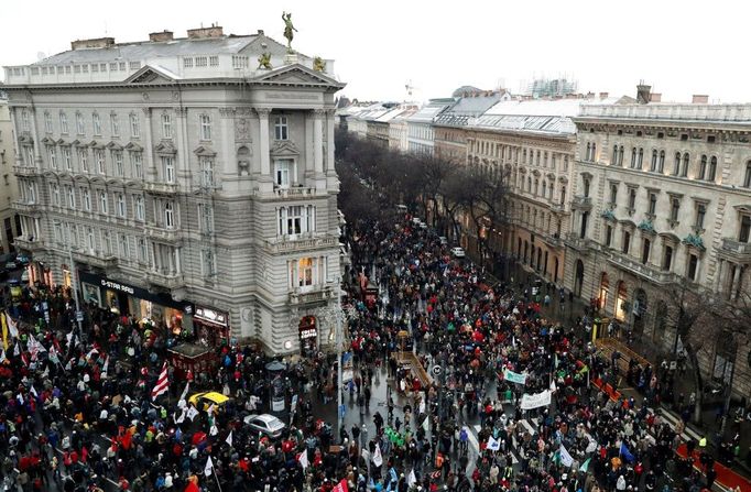 Demonstrace proti pravicové vládě Viktora Orbána a zákonu o přesčasech v Budapešti 5. ledna 2019.