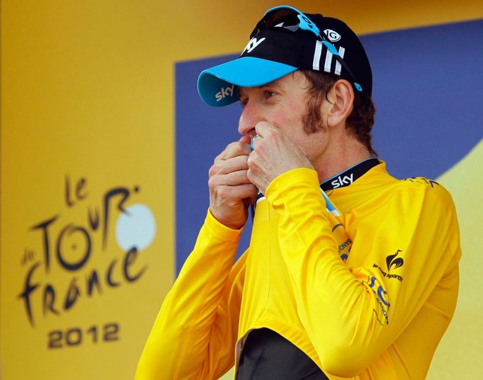 Britský cyklista Bradley Wiggins se raduje z vítězství v 19. etapě Tour de France 2012.