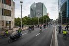 Rue de la Loi, v běžný den rušná dopravní tepna od evropských institucí směrem do centra Bruselu. V neděli patřily všechny pruhy cyklistům.