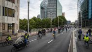 Rue de la Loi, v běžný den rušná dopravní tepna od evropských institucí směrem do centra Bruselu. V neděli patřily všechny pruhy cyklistům.