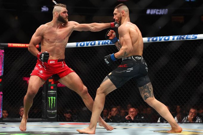 Jiří Procházka (v červených trenkách) při souboji s Aleksandarem Rakičem v rámci UFC 300