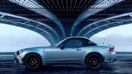 Mazda má MX-5 RF, Abarth tak své dvojče začal nabízet s odnímatelnou pevnou střechou, která může být z karbonu. V takovém případě váží 16 kg. Vůz se jmenuje 124 GT a má dále 17palcová kola OZ, která jsou o tři kila lehčí než standardní ráfky, příplatkový karbonový zadní spoiler nebo matnou kapotu. Technicky ale žádné změny neproběhly - 1.4 MultiAir tak má 125 kW. Vedle 124 GT Abarth předvede také 695 Rivale, která má 132 kW a těží z partnerství koncernu FCA s výrobcem jachet Riva.