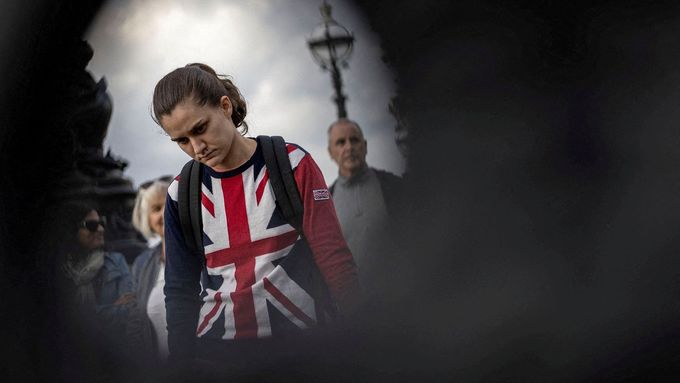 Portréty britského smutku. Lidé, kteří přišli vzdát hold Alžbětě II., očima fotografa