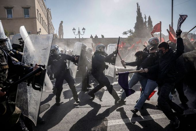 Řečtí studenti univerzit se střetli s pořádkovou policií během demonstrace proti návrhu zákona umožňujícího provoz soukromých univerzit, Atény, Řecko, 1. února 2024.