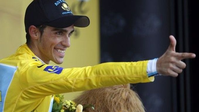 Alberto Contador slaví vítězství v 18. etapě