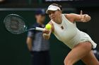 Wimbledon má senzační finalistku z USA. V infarktové bitvě vyřadila Sabalenkovou