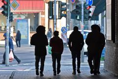 Země visegrádské čtyřky se obávají migrantů, i když azylantů mají málo, říká zpráva Člověka v tísni