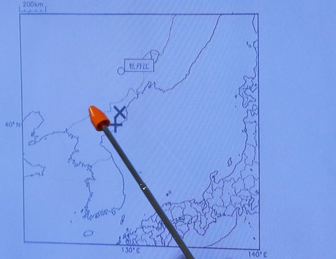 Japan Meteorological Agency's earthquake and tsunami observations division director Akira Nagai points to a spot on the map showing the quake centre (X) during a news conference in Tokyo February 12, 2013. Seismic activities detected at around 0300 GMT in North Korea may be the result of a nuclear test, Japan's top government spokesman said on Tuesday. REUTERS/Toru Hanai (JAPAN - Tags: POLITICS MILITARY) Published: Úno. 12, 2013, 6:06 dop.