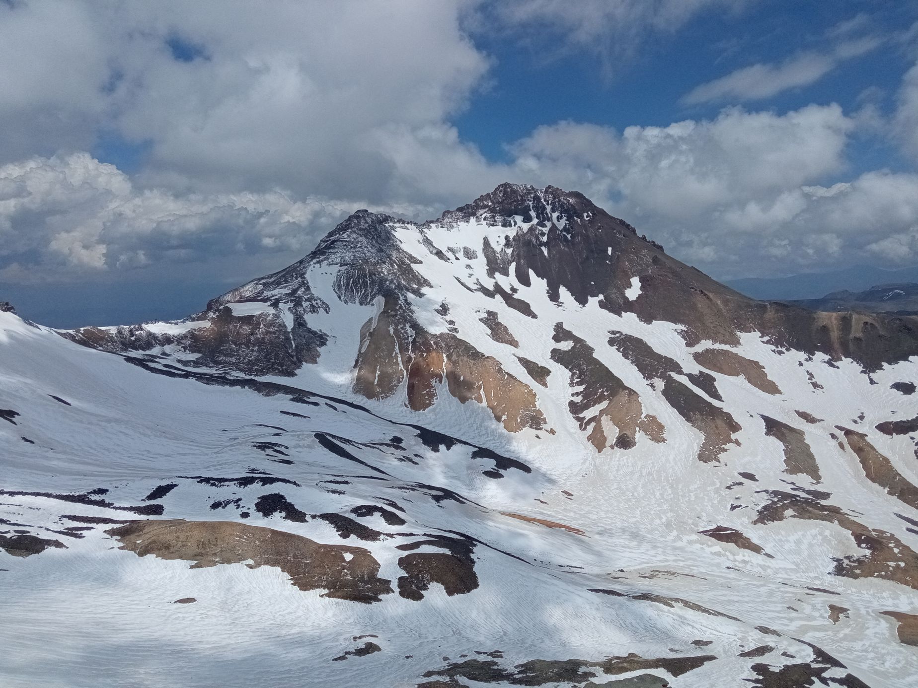 Aragats - nejvyšší hora Arménie, která je vysoká 4090 metrů nad mořem.