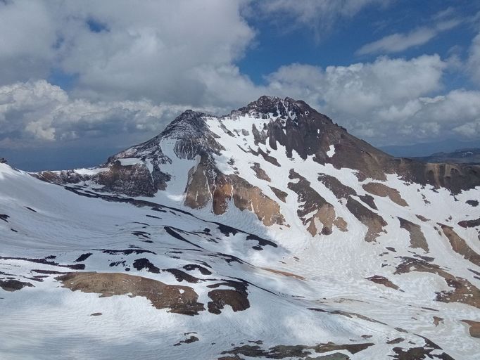 Aragats - nejvyšší hora Arménie, která je vysoká 4090 metrů nad mořem.