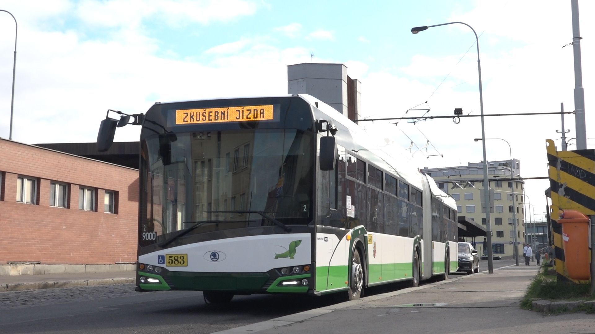 Praha si půjčila kloubový trolejbus