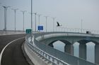 Spojuje Hongkong, Macao a čínské město v deltě Perlové řeky Ču-chaj. Jeho stavba trvala devět let.