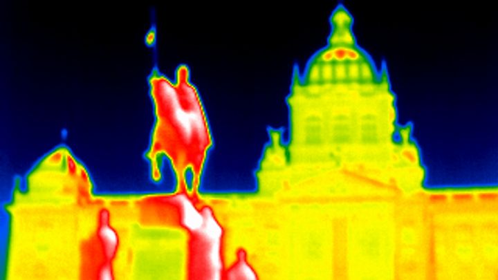 Foto: Jak rozpálený je orloj nebo socha svatého Václava? Praha nasnímaná termokamerou; Zdroj foto: Tomáš Klézl