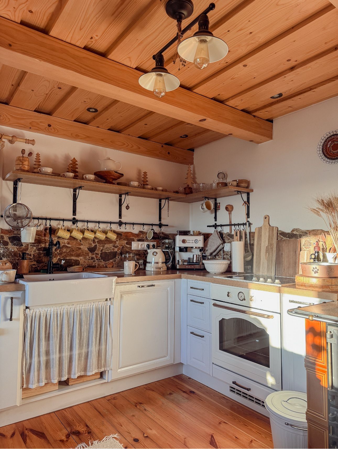 chalupa, les, bydlení, příběh, interiér, exteriér, příroda, chata