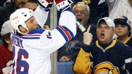 Fandův fakováček. Hráč NY Rangers Avery slaví svůj gól před buffalskými fanoušky. Jeden z nich reaguje neslušným gestem, chlapec za ním vše bedlivě sleduje.