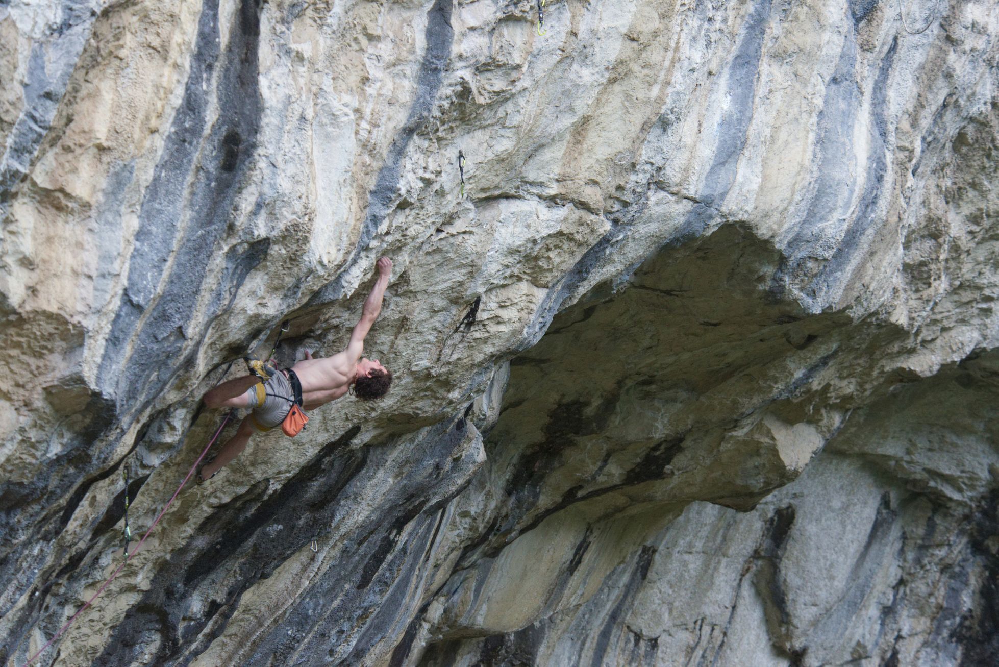 Adam Ondra při lezení v Rumunsku