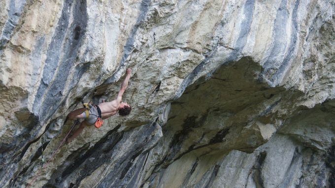 Adam Ondra při lezení v Rumunsku