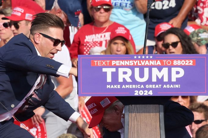 Donald Trump klesá k zemi po střelbě.