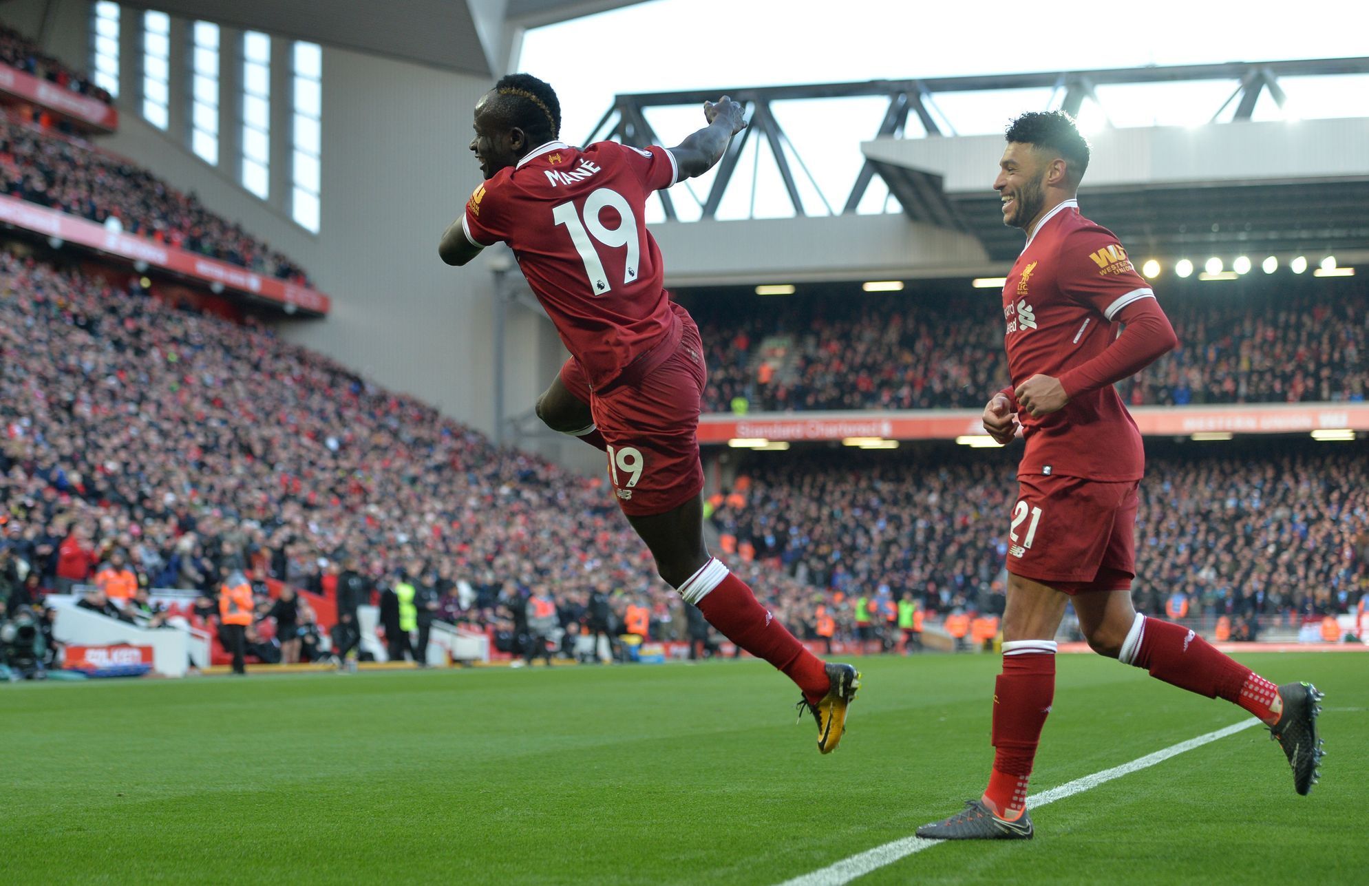 Sadio Mané (vlevo) a Alex Oxlade-Chamberlain z Liverpoolu slaví gól v brance West Hamu