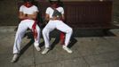 Revellers sleep on a bench after the second running of the bulls during the San Fermin festival in Pamplona July 8, 2012. REUTERS/Susana Vera (SPAIN - Tags: SOCIETY TRAVEL) Published: Čec. 8, 2012, 3:11 odp.