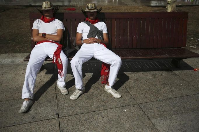 Revellers sleep on a bench after the second running of the bulls during the San Fermin festival in Pamplona July 8, 2012. REUTERS/Susana Vera (SPAIN - Tags: SOCIETY TRAVEL) Published: Čec. 8, 2012, 3:11 odp.