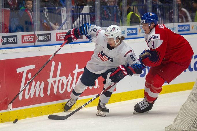 Trevor Zegras a Radek Kučeřík v zápase MS 20 Česko - USA