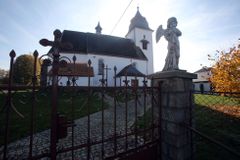 Volby v Číhošti, středu Česka: Zdejšího faráře Toufara komunisti umučili, přesto je místní volí dál
