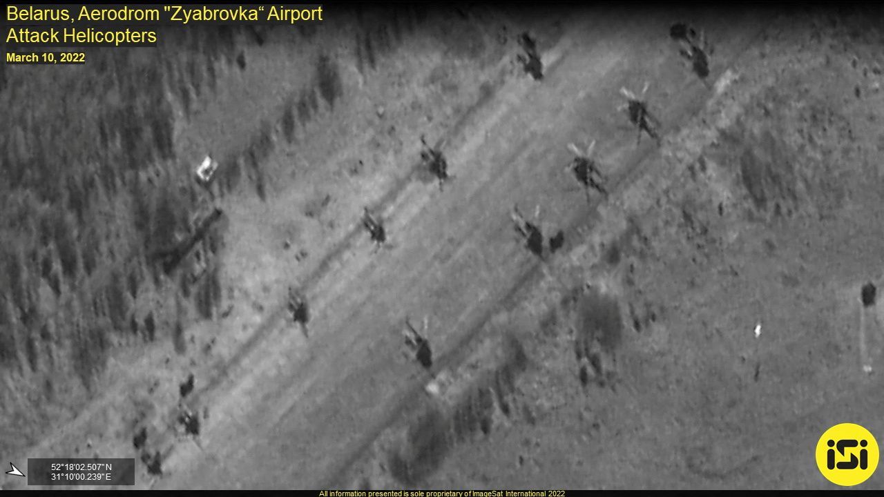 Satelitní fotografie ukazuje bojové helikoptéry na běloruské základně Zjabrovka. Základna leží 16 kilometrů od města Homel, blízko ukrajinské hranice. Snímek je z 10.března.