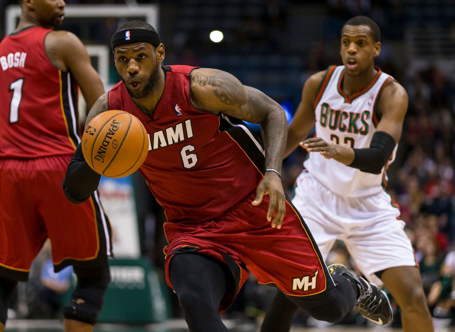 LeBron James z Miami proniká obranou Milwaukee