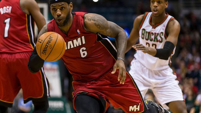LeBron James z Miami proniká obranou Milwaukee, jeho tým v bodově málo bohatém zápase vyhrál 88:67