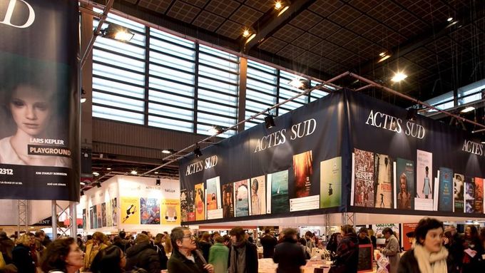 Na snímku z loňského ročníku veletrhu Salon du Livre je stánek nakladatelství Actes Sud.